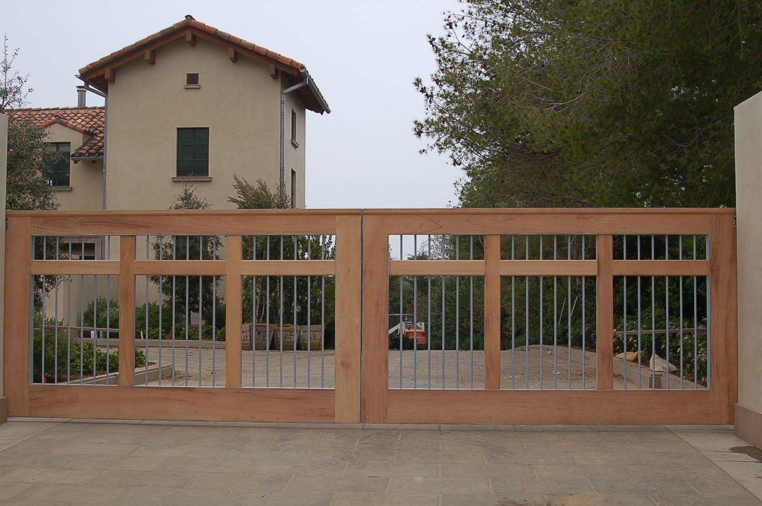 craftsman-wood-picket-driveway-gate
