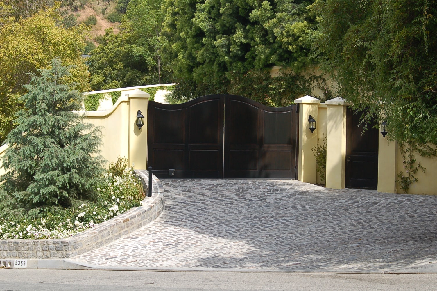 estate-entry-arched-gates-cobblestone